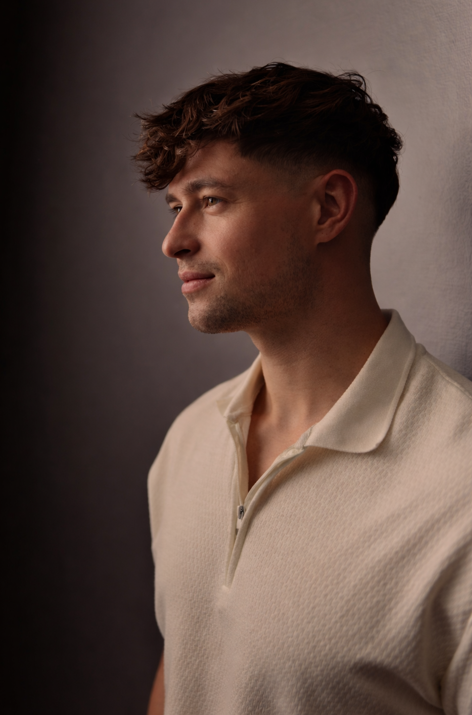 Callboy Tim grinst in Kamera