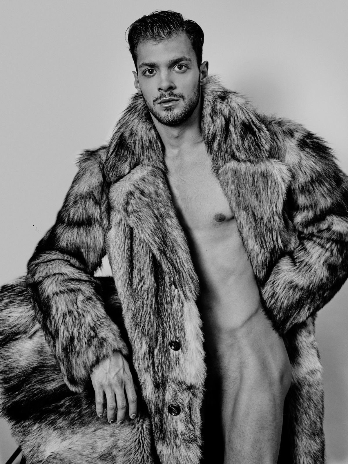 Callboy im Pelzmantel