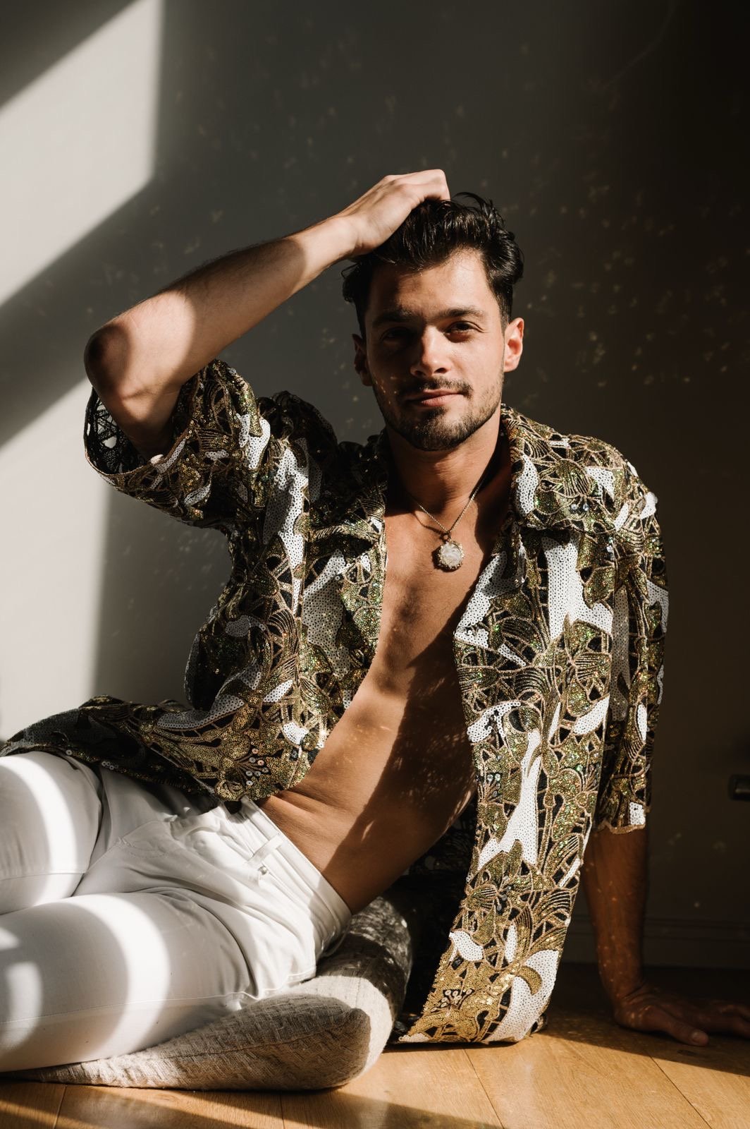 Callboy schaut in Kamera